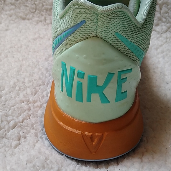Nike Kyrie 5 x Squidward - Picture 3 of 6
